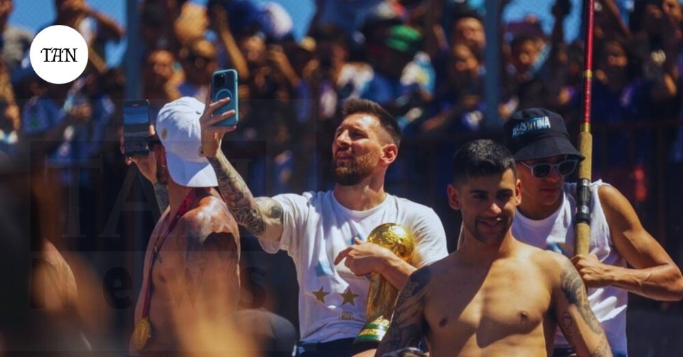 Lionel Messi with Argentina fans